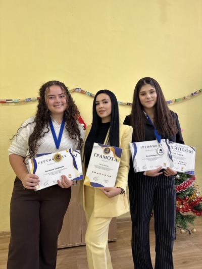 Ученици от ПХГ “Св. Св. Кирил Методий” - Казанлък със златен и сребърен медал на олимпиадата по български език