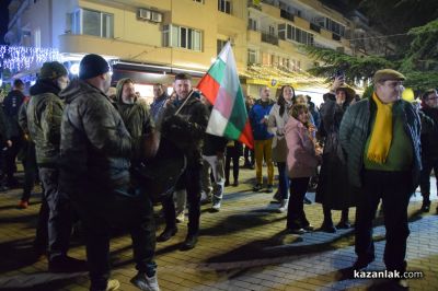 Мирен граждански протест на централния площад в Казанлък с искане за оставка на правителството 