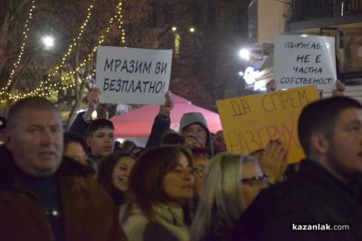 Мирен граждански протест на централния площад в Казанлък с искане за оставка на правителството 