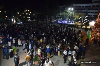 Мирен граждански протест на централния площад в Казанлък с искане за оставка на правителството 