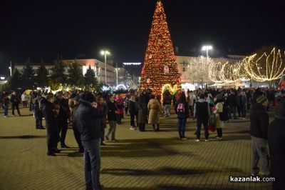 Мирен граждански протест на централния площад в Казанлък с искане за оставка на правителството 