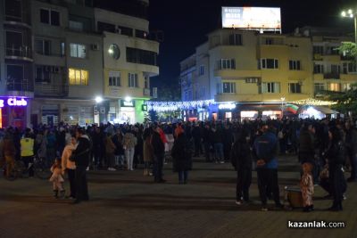 Мирен граждански протест на централния площад в Казанлък с искане за оставка на правителството 