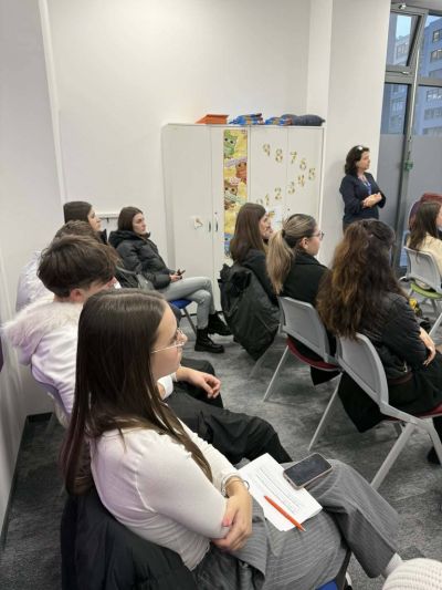 Ученици от Хуманитарната гимназия в Казанлък посетиха Британския съвет в София