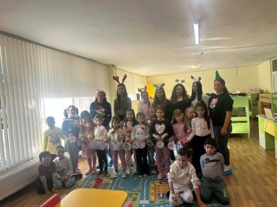 Коледно настроение в ДГ „Слънчице“ донесоха учениците на ПГЛПТ / Новини от Казанлък