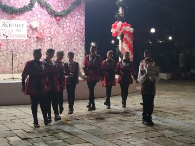 Грейнаха светлините на коледната елха в Крън