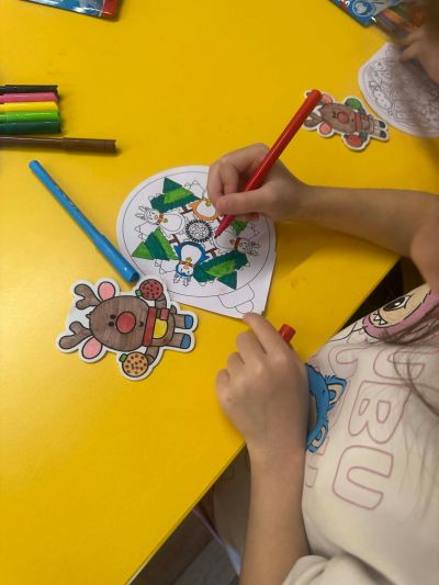 Коледно настроение в ДГ „Слънчице“ донесоха учениците на ПГЛПТ