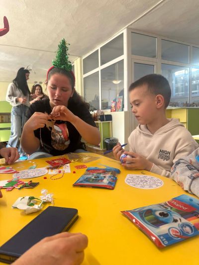 Коледно настроение в ДГ „Слънчице“ донесоха учениците на ПГЛПТ