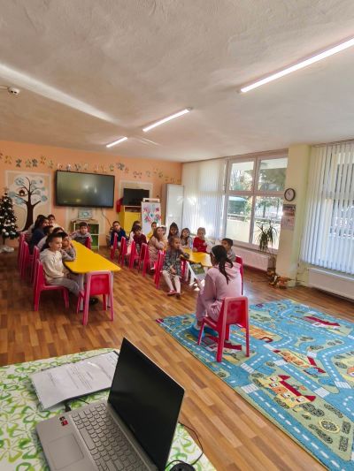 Коледно настроение в ДГ „Слънчице“ донесоха учениците на ПГЛПТ