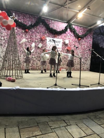 Грейнаха светлините на коледната елха в Крън