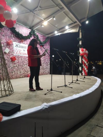 Грейнаха светлините на коледната елха в Крън