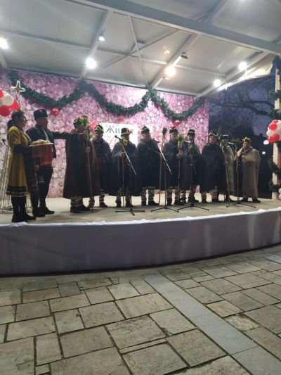 Грейнаха светлините на коледната елха в Крън