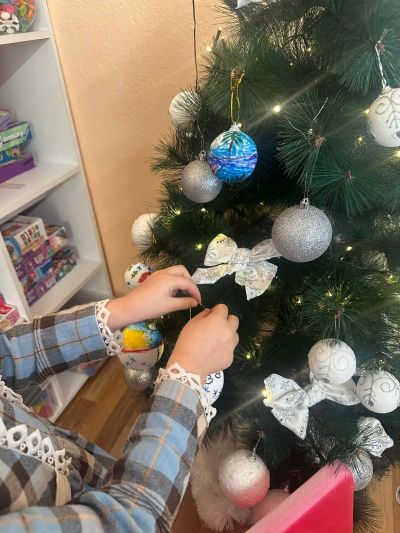 Коледно настроение в ДГ „Слънчице“ донесоха учениците на ПГЛПТ