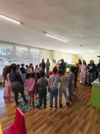 Коледно настроение в ДГ „Слънчице“ донесоха учениците на ПГЛПТ