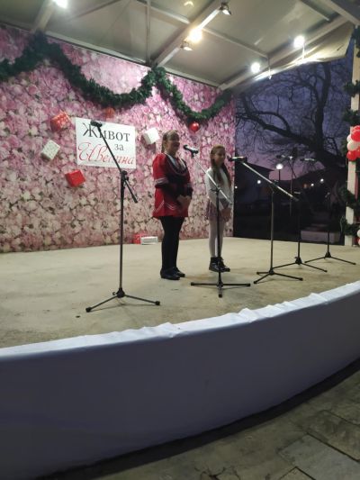 Грейнаха светлините на коледната елха в Крън