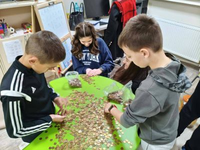 ОУ „Георги Кирков“ с поредно дарение в кампанията „Жълти стотинки“ / Новини от Казанлък