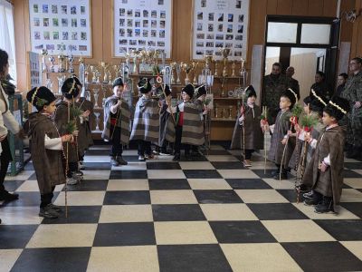 Малките коледари от ДГ „Детелина“ донесоха празнично настроение в казанлъшкото военно поделение