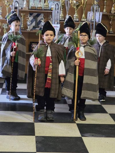 Малките коледари от ДГ „Детелина“ донесоха празнично настроение в казанлъшкото военно поделение