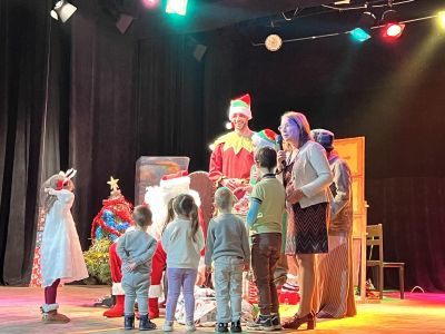 Децата на общинските служители с празнична коледна изненада  / Новини от Казанлък