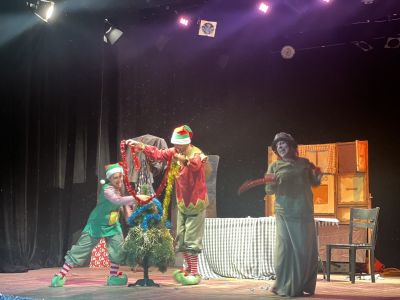 Децата на общинските служители с празнична коледна изненада 