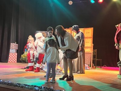 Децата на общинските служители с празнична коледна изненада 