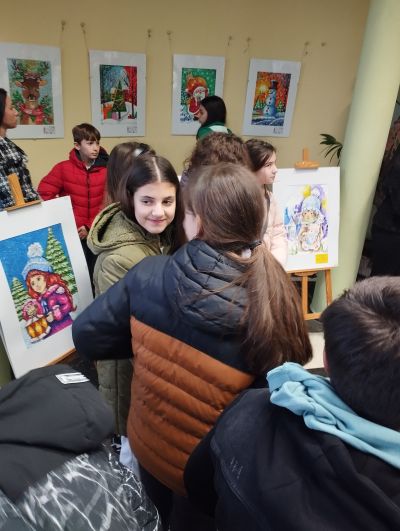 Децата от арт школа „Живопис“ и клуб „Рисуване” откриха коледна изложба в библиотека “Искра“