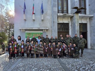 Малките коледари от ДГ „Детелина“ донесоха празнично настроение в казанлъшкото военно поделение / Новини от Казанлък