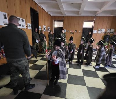 Малките коледари от ДГ „Детелина“ донесоха празнично настроение в казанлъшкото военно поделение