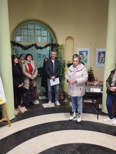 Децата от арт школа „Живопис“ и клуб „Рисуване” откриха коледна изложба в библиотека “Искра“