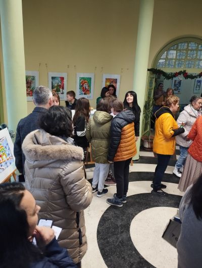Децата от арт школа „Живопис“ и клуб „Рисуване” откриха коледна изложба в библиотека “Искра“