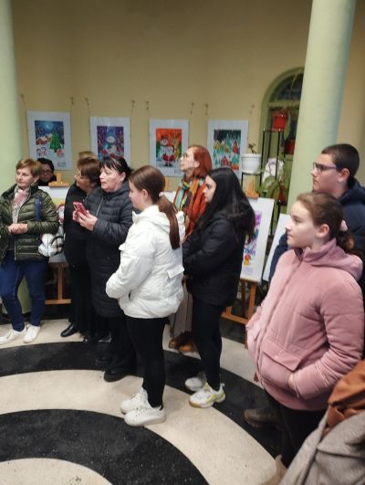 Децата от арт школа „Живопис“ и клуб „Рисуване” откриха коледна изложба в библиотека “Искра“