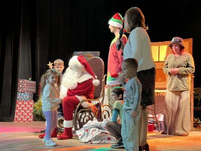 Децата на общинските служители с празнична коледна изненада 