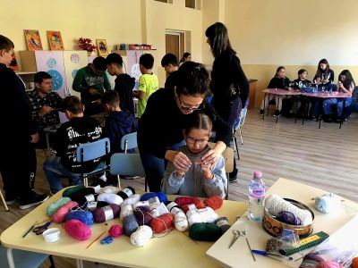 Празнична магия в ОУ „Чудомир“: Малки занаятчии съживиха традициите в „Коледно школо“