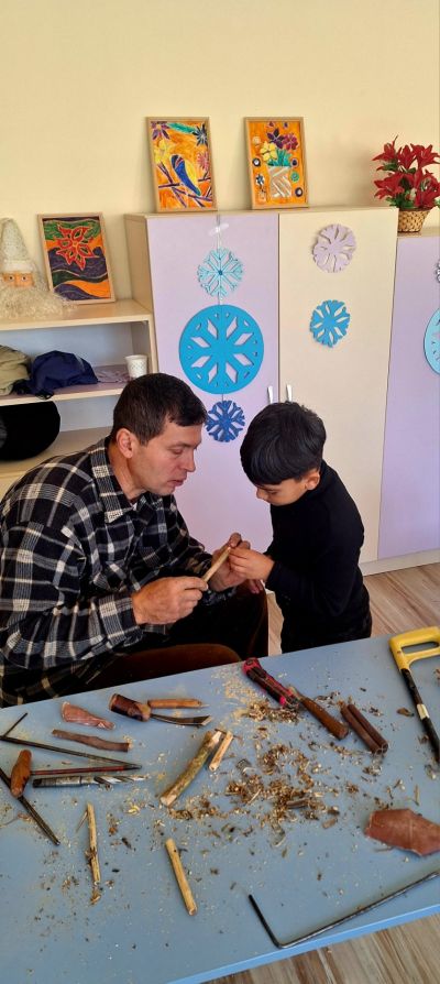 Празнична магия в ОУ „Чудомир“: Малки занаятчии съживиха традициите в „Коледно школо“