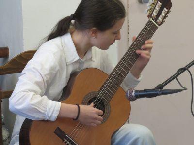 Коледна инициатива на „Черните рози“ стопли сърцата на възрастните хора в Казанлък