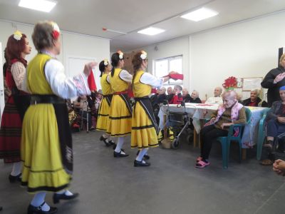 Коледна инициатива на „Черните рози“ стопли сърцата на възрастните хора в Казанлък