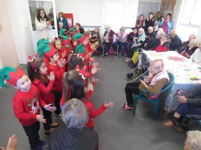 Коледна инициатива на „Черните рози“ стопли сърцата на възрастните хора в Казанлък