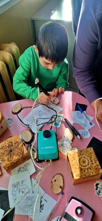 Празнична магия в ОУ „Чудомир“: Малки занаятчии съживиха традициите в „Коледно школо“