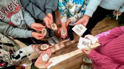 Празнична магия в ОУ „Чудомир“: Малки занаятчии съживиха традициите в „Коледно школо“ / Новини от Казанлък