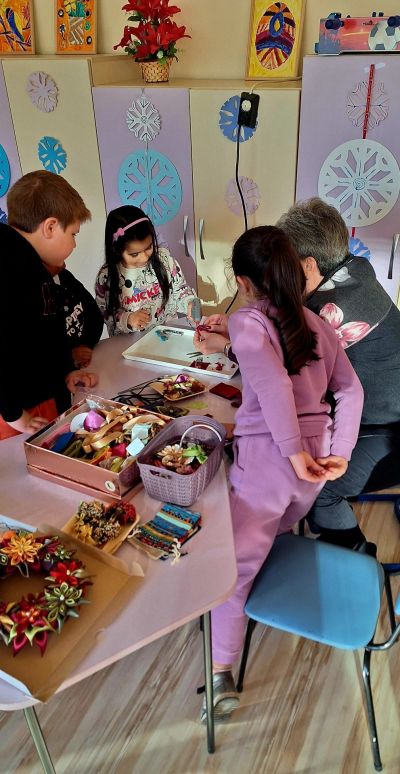 Празнична магия в ОУ „Чудомир“: Малки занаятчии съживиха традициите в „Коледно школо“