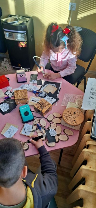 Празнична магия в ОУ „Чудомир“: Малки занаятчии съживиха традициите в „Коледно школо“