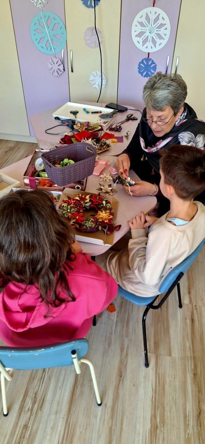 Празнична магия в ОУ „Чудомир“: Малки занаятчии съживиха традициите в „Коледно школо“