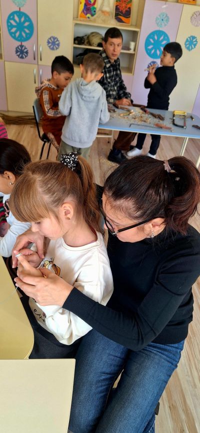 Празнична магия в ОУ „Чудомир“: Малки занаятчии съживиха традициите в „Коледно школо“