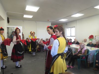 Коледна инициатива на „Черните рози“ стопли сърцата на възрастните хора в Казанлък