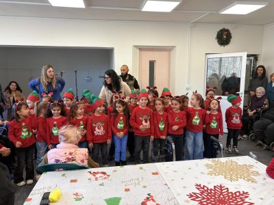 Коледна инициатива на „Черните рози“ стопли сърцата на възрастните хора в Казанлък