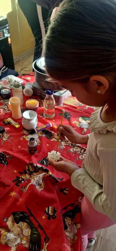 Празнична магия в ОУ „Чудомир“: Малки занаятчии съживиха традициите в „Коледно школо“