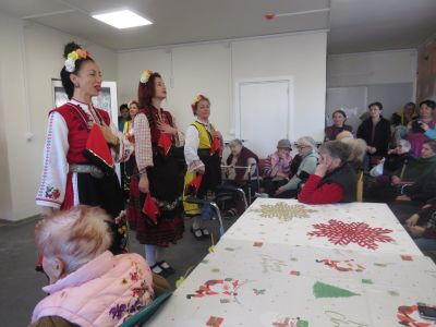 Коледна инициатива на „Черните рози“ стопли сърцата на възрастните хора в Казанлък