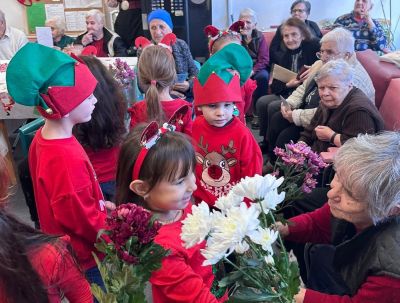 Коледна инициатива на „Черните рози“ стопли сърцата на възрастните хора в Казанлък / Новини от Казанлък