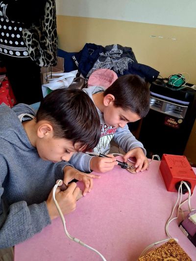 Празнична магия в ОУ „Чудомир“: Малки занаятчии съживиха традициите в „Коледно школо“