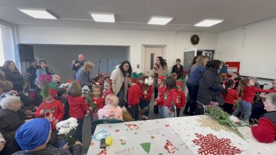 Коледна инициатива на „Черните рози“ стопли сърцата на възрастните хора в Казанлък
