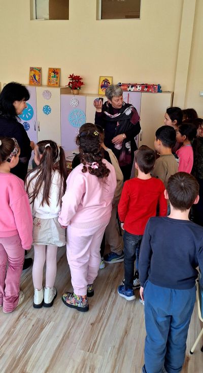 Празнична магия в ОУ „Чудомир“: Малки занаятчии съживиха традициите в „Коледно школо“